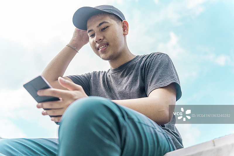 少年使用智能手机图片素材