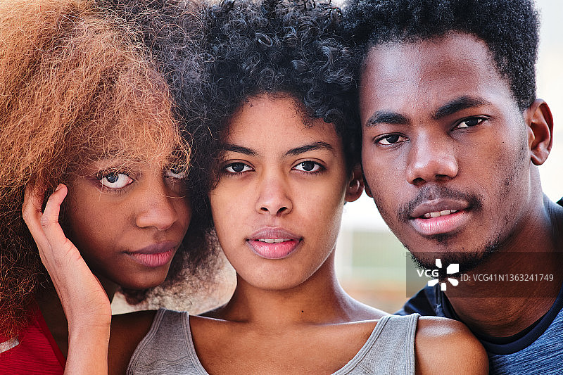 看着镜头的非裔美国朋友图片素材