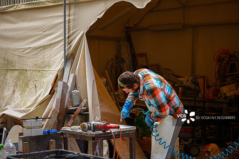 石匠用气吹机清理大理石岩石图片素材