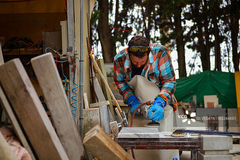 石匠用水磨机抛光大理石图片素材