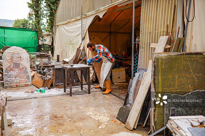 户外工坊：石匠抛光大理石块图片素材