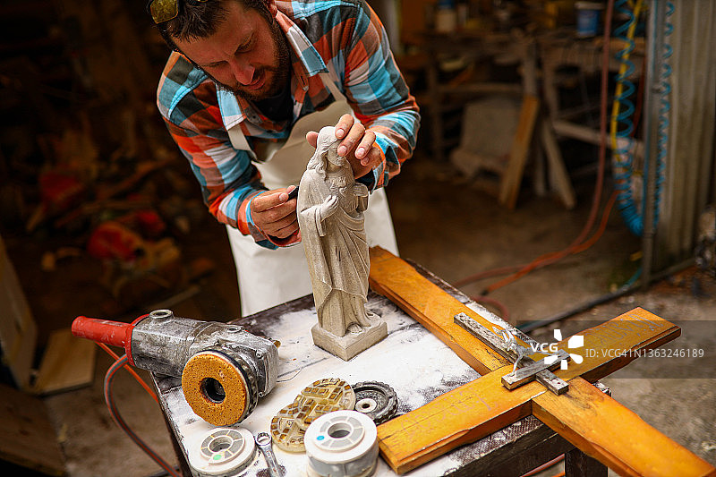 创作雕像的创意男性雕塑家图片素材
