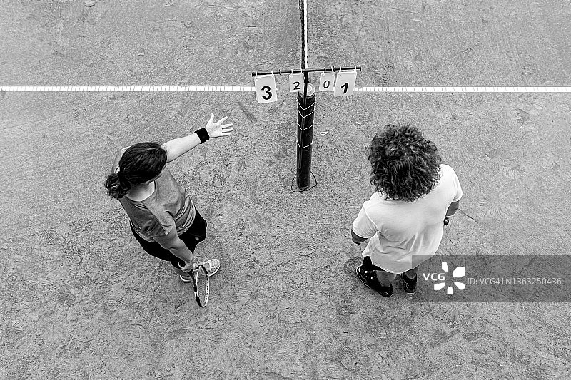 网球比赛中关注结果的男女对手黑白照片图片素材