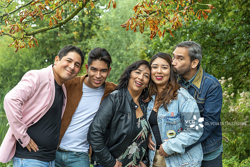 来自南美洲的一家人自拍图片素材