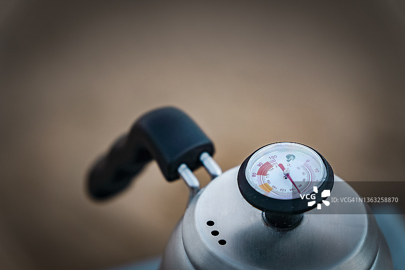 手冲咖啡器具海景准备图片素材