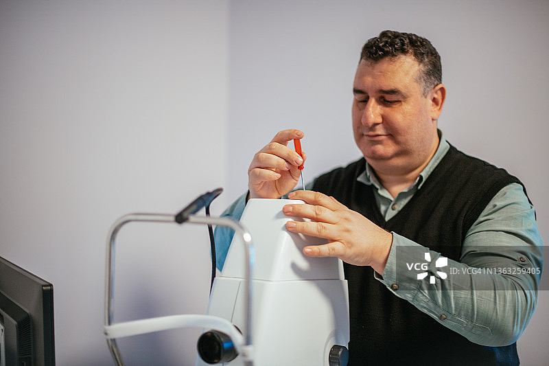 技术员维修眼部治疗设备图片素材