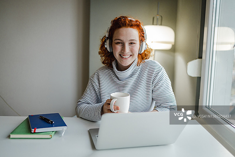 在家喝咖啡的年轻职业女性图片素材
