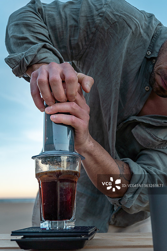 海滩上手工冲泡气压咖啡特写图片素材