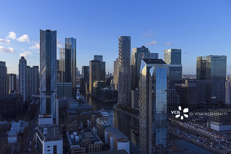 金丝雀码头商业区鸟瞰，日落时分图片素材