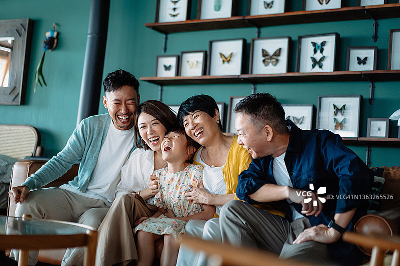 快乐的亚洲多代家庭在沙发上微笑图片素材