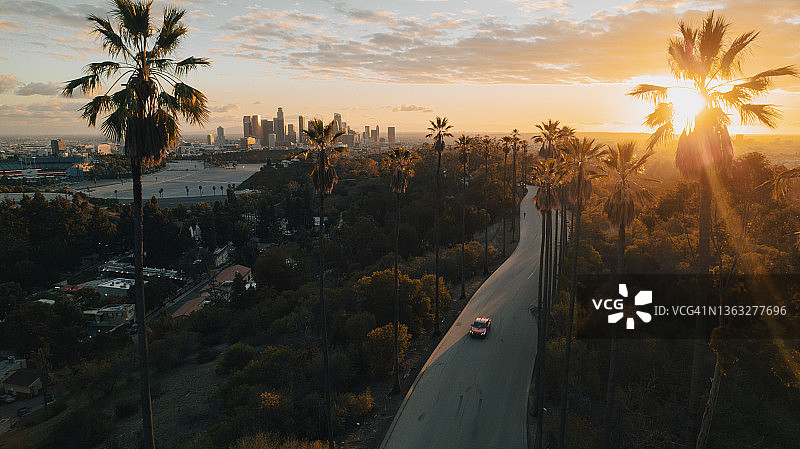 日落时分的洛杉矶棕榈树街道景观图片素材