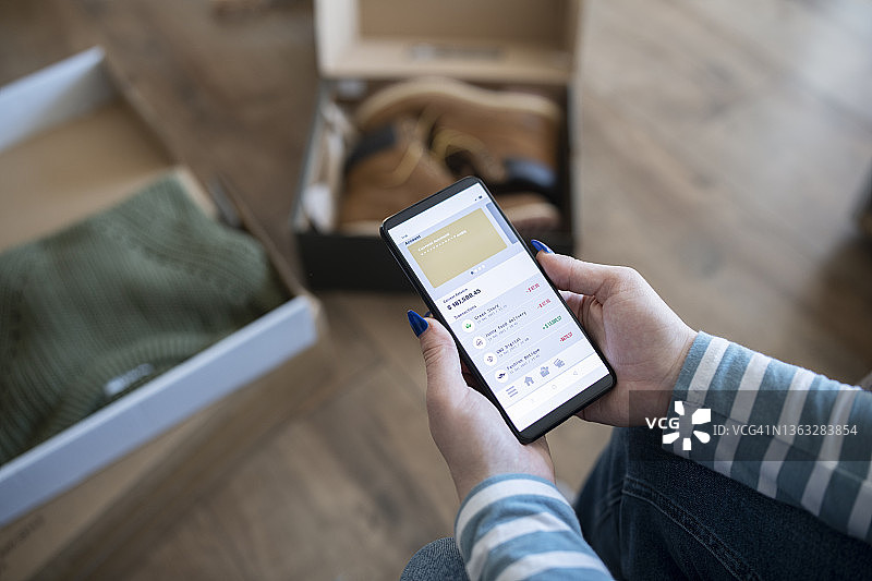 通过手机银行追踪银行账户交易图片素材