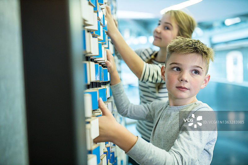 孩子们在数学和光学课上做实验图片素材