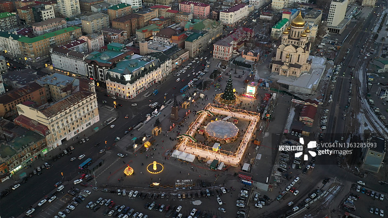 城市景观：带有圣诞树的广场一角图片素材