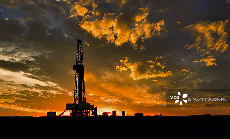 日落时分的西德克萨斯州钻井平台图片素材
