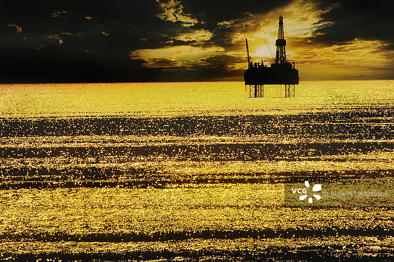 日落时分的海上钻井平台图片素材
