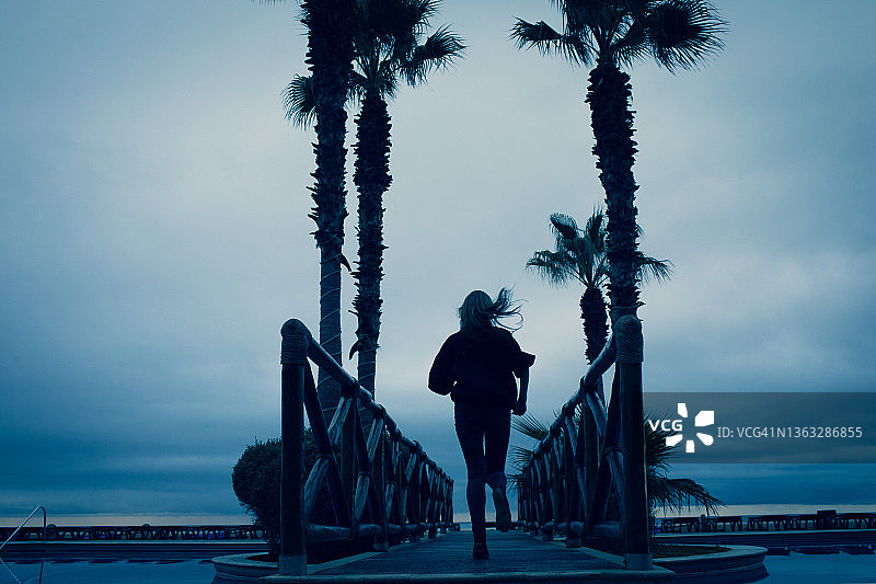 奔向蓝色图片素材