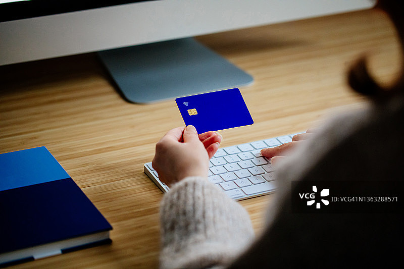 使用信用卡进行网上购物的女人图片素材