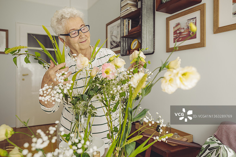 资深女性在家图片素材