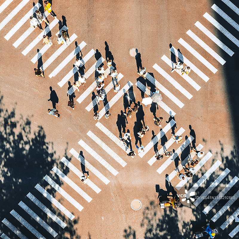 城市街道十字路口无人机视角图片素材