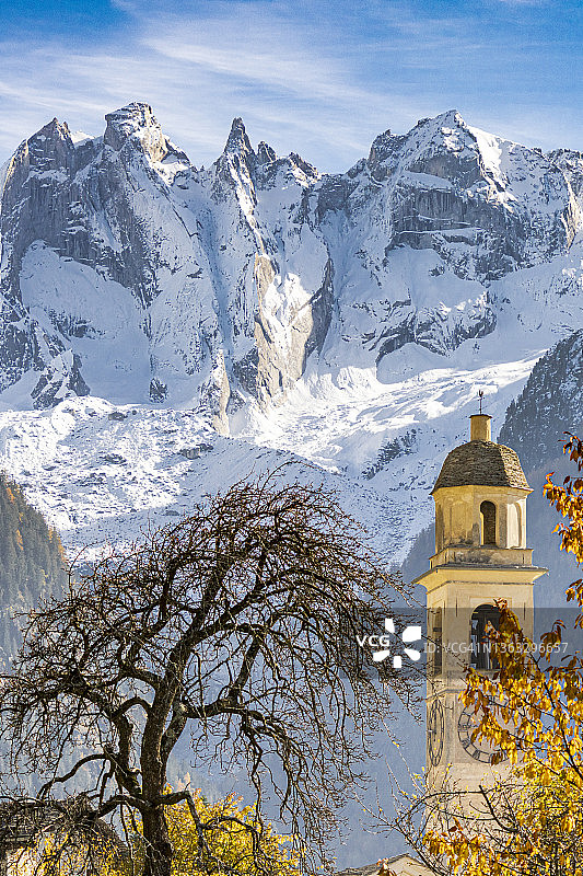 索格里奥的钟楼和秋季的雪山图片素材