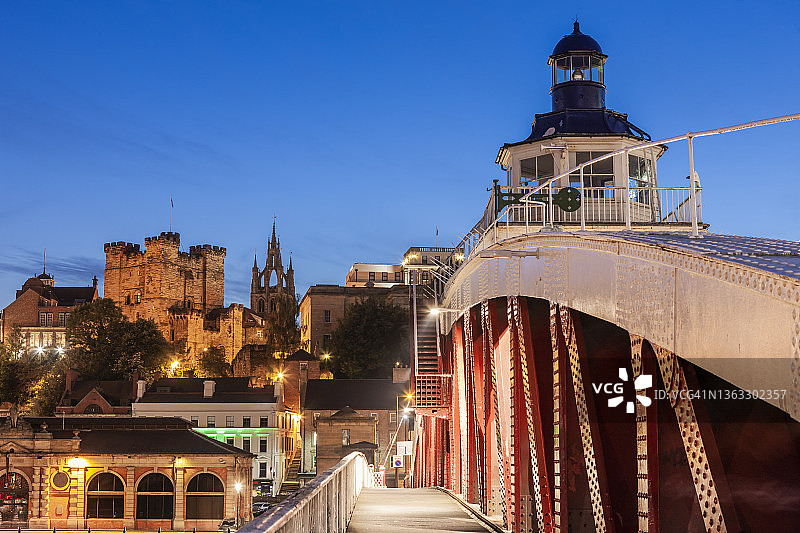 以纽卡斯尔城堡为背景的摇摆桥图片素材