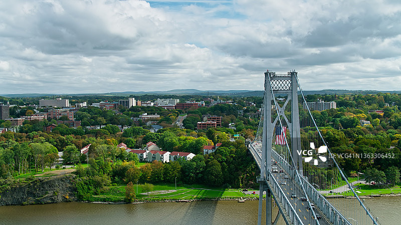 在波基普西市哈德逊中桥上飘扬的美国国旗图片素材