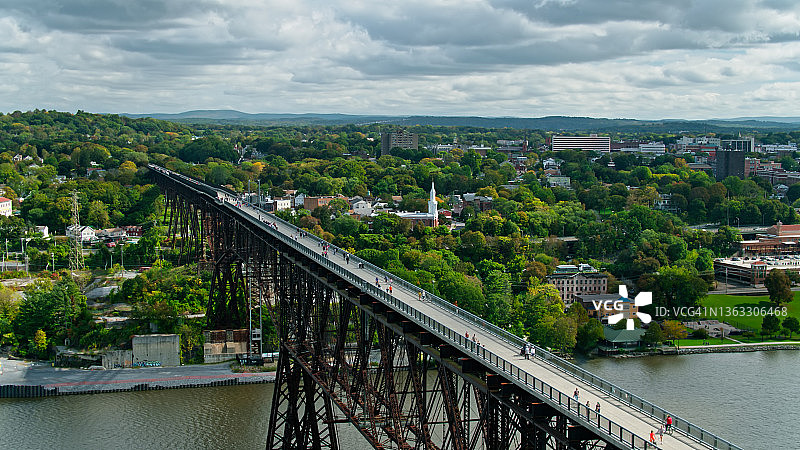 在纽约州波基浦西市哈德逊河上的游客图片素材