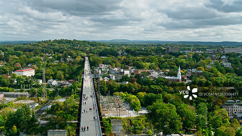 哈德逊河上的走道和波基普西城镇景观 - 航拍图片素材