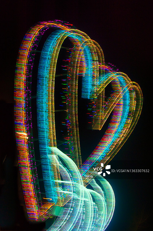 灯光组成的心形：彩色抽象背景图片素材