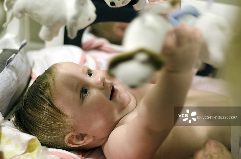 婴儿床里的裸体宝宝图片素材