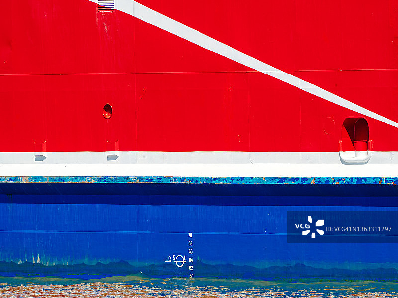 具有标记和鲜艳色彩的船体抽象图图片素材