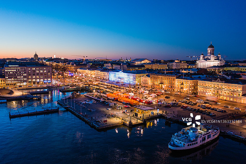 赫尔辛基海滨圣诞市场夜景航拍图片素材