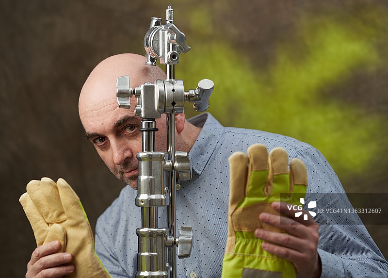 C型灯架和防护手套图片素材