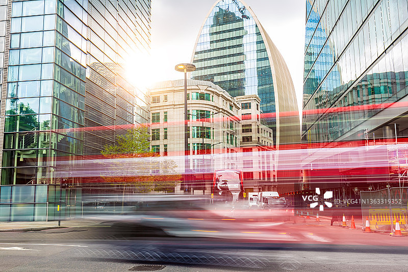 伦敦商业街红色巴士图片素材