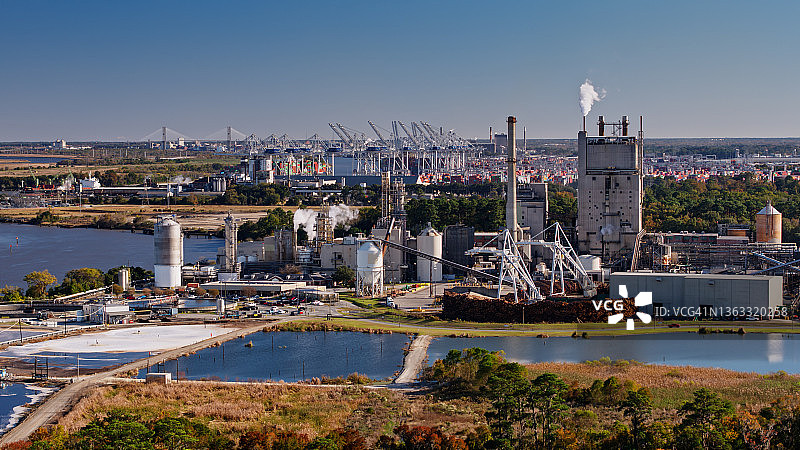 佐治亚州温特沃斯港的造纸厂航拍图片素材