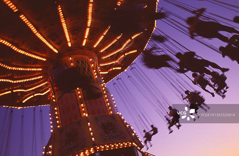 乘坐游乐园设施图片素材