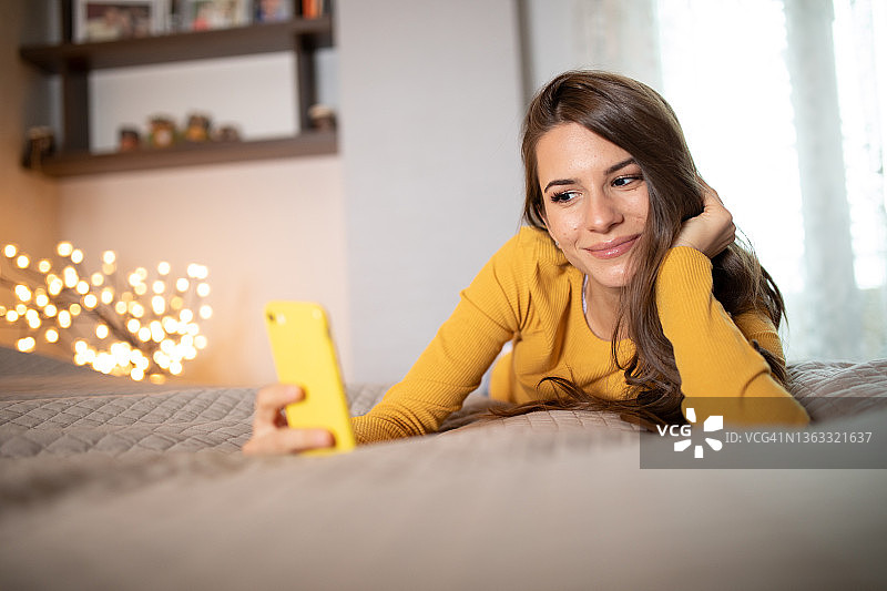 使用手机的年轻女人图片素材