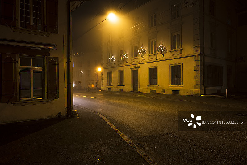 尼道的雾夜主街图片素材