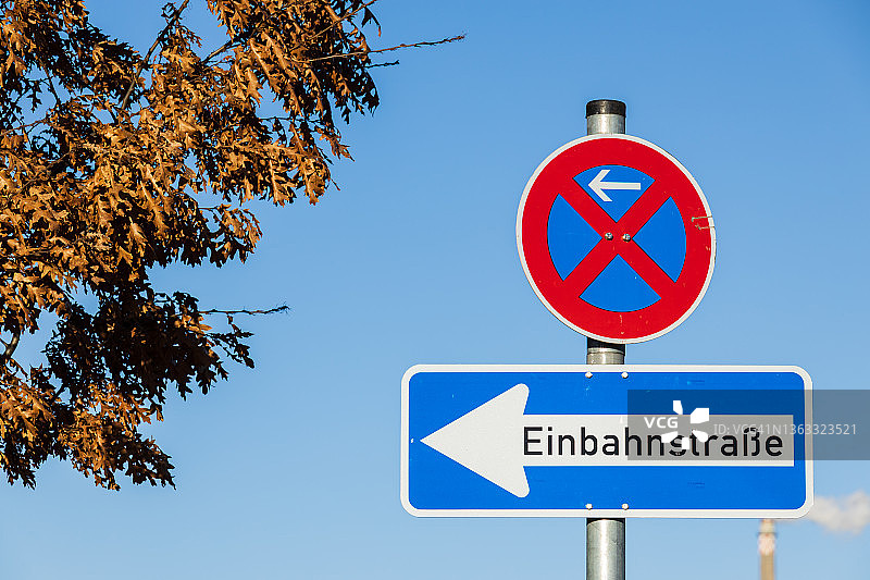 “单行道”和禁止停车街道标志图片素材