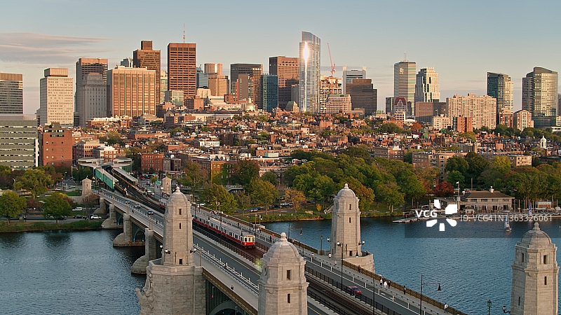 航拍：波士顿日落时分，火车驶过朗费罗桥图片素材