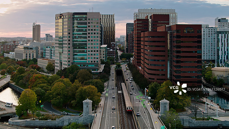 火车穿过朗费罗桥进入马萨诸塞州剑桥的隧道 - 航拍图片素材