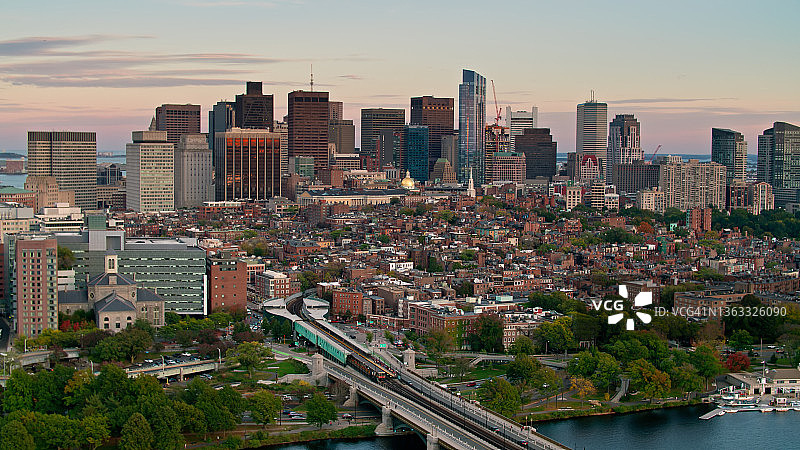 从查尔斯河上空拍摄的日落时分马萨诸塞州波士顿鸟瞰图图片素材