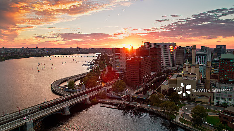 马萨诸塞州剑桥市朗费罗桥日落航拍图片素材