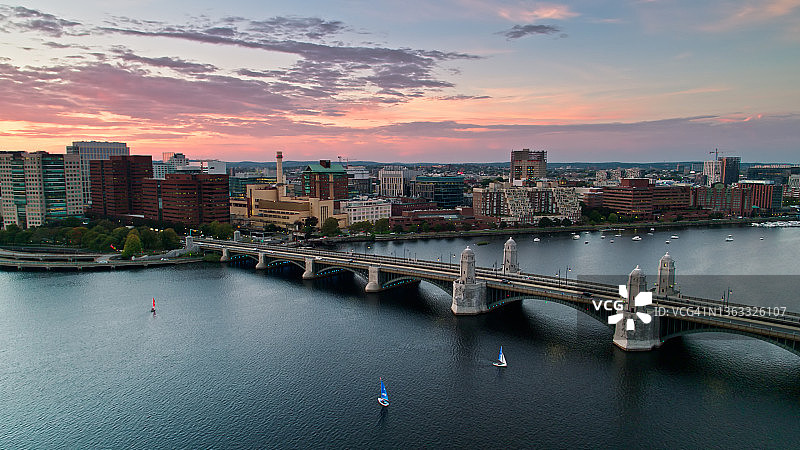 马萨诸塞州剑桥市的彩色日落航拍图片素材