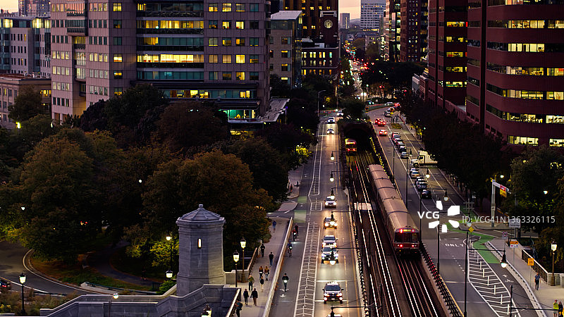 剑桥市红色地铁线列车交汇航拍图图片素材
