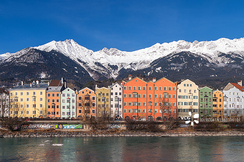 奥地利因斯布鲁克因河边的彩色房屋图片素材