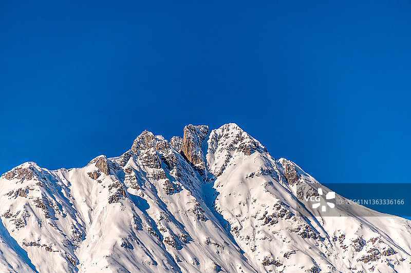 白雪覆盖的山顶和晴朗蓝天图片素材