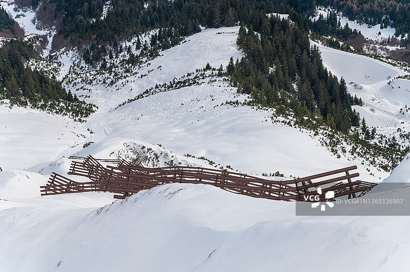 在雪山上建造防止雪崩的设施图片素材