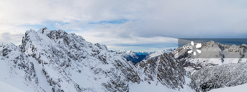 白雪覆盖的山峰全景图片素材